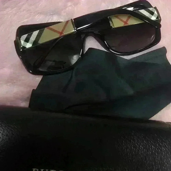 Women Burberry sunglasses no defects main image 6